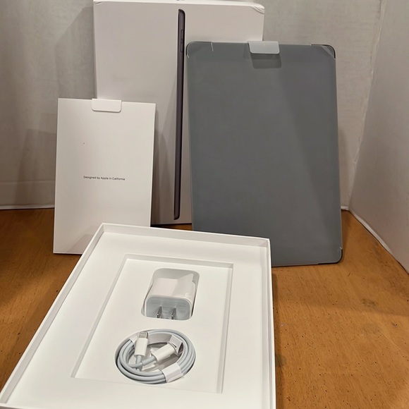 Apple🍎IPAD  9th Generation Wi-Fi  NEW
256GB New New never removed from Box - Picture 1 of 8